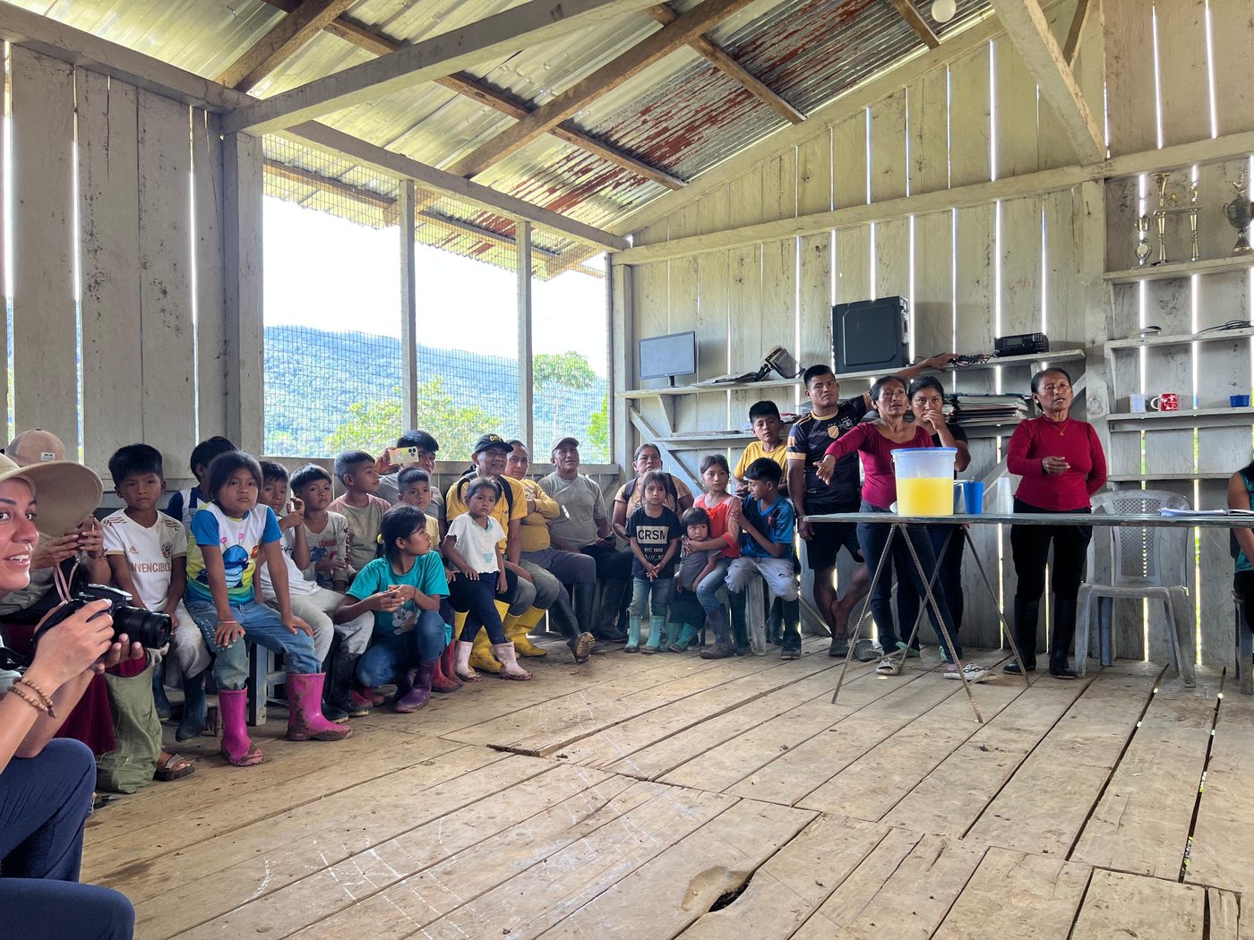 Community gathering in Coangos